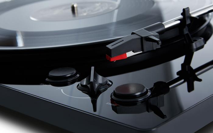 Who needs cable when you have an AKAI Professional BT100 Bluetooth® turntable?
